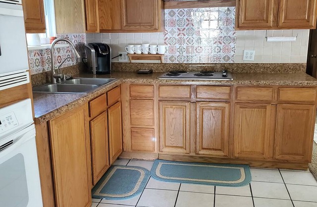 Cozy cottage located minutes from the heart of plantcity fl