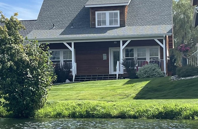 The Johnson House - 3 Bedrooms, 3 Baths Waterfront Parkside Bungalow