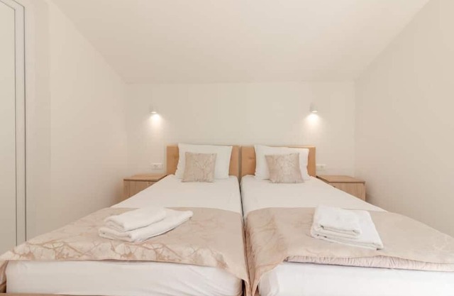 Deluxe Double Room with Side lake View