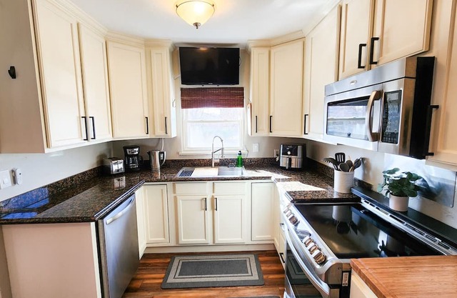 Urban Retreat: 2 King beds, Hot tub, Fenced Yard