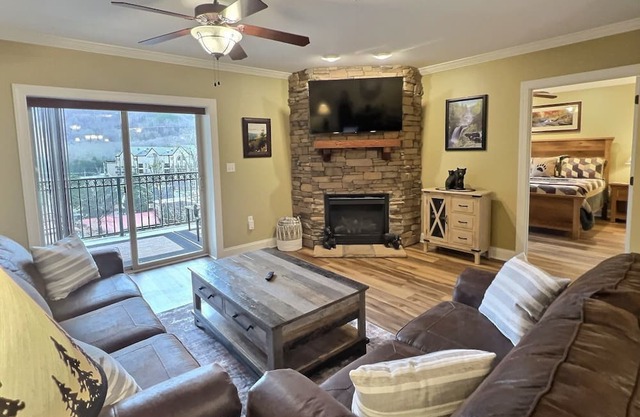 NEW LISTING~Escape to the Smokies: Cozy Vacation Rental in Downtown Gatlinburg 🐻