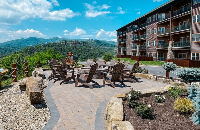 Cozy 2-bed 2-bath with water park and gorgeous views in exciting Gatlinburg