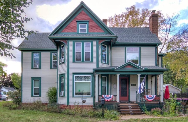 Victorian Beauty with Four Beds, Wi-Fi, Smart TVs, and a Great Yard.