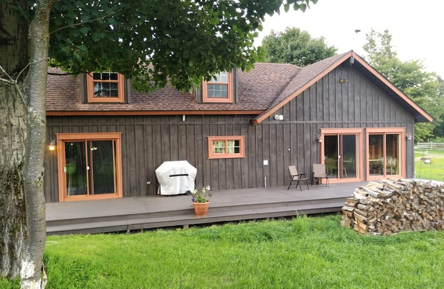 Spacious Ranch House Getaway, huge property, sleeps 7, nature hike to river!