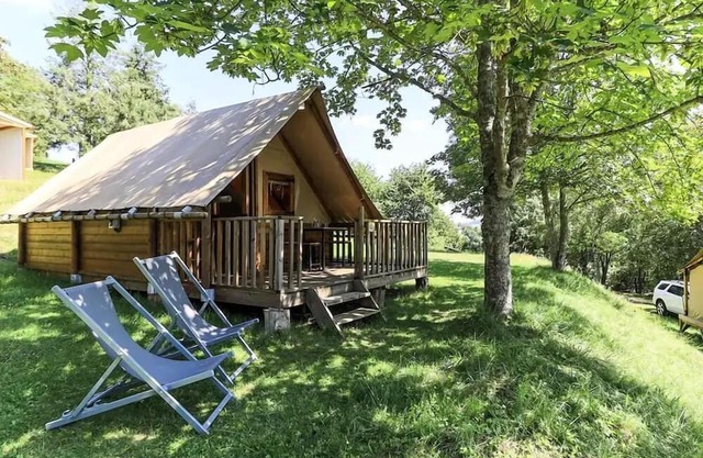 Flower Camping du Lac de Saint Point Lamartine - Saône et Loire - Southern Burgundy * - Premium mobile home 35m² - 3 bedrooms - Castle view - covered terrace for 6 people