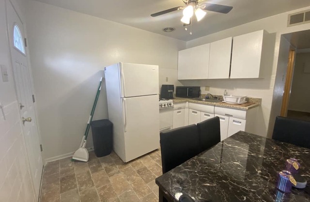 Quiet cozy apartment right off the highway! Next to 3 shopping plaza’s!