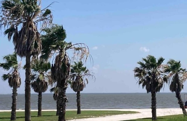 Sunset Haven: Your Seaside Escape