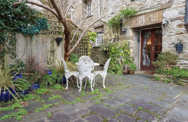 MILL RETREAT, pet friendly, with a garden in Summercourt
