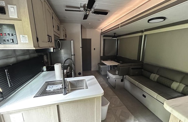 secure place no much noise 25 min from the air port, private community