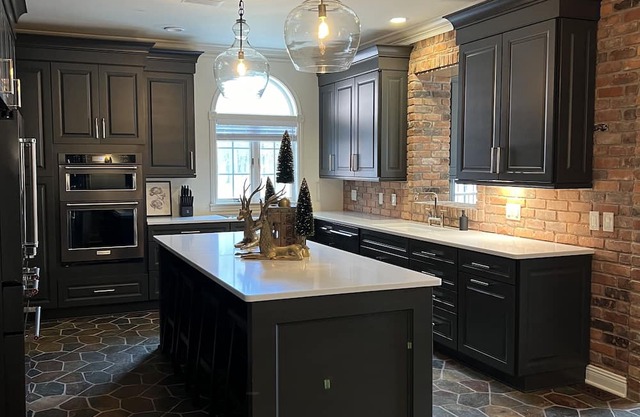 Escape to The Shoeman Manor: Your Dream Getaway!