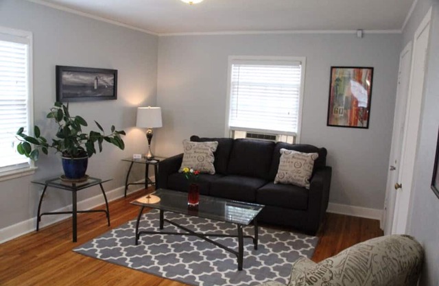 Midtown Bungalow walkable to Hip