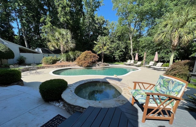 House with Pool, Hot Tub, Outdoor Fireplace with TV, able to sleep 18!