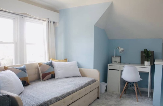 Private apartment in desirable Norwood/Edison Park Chicago. Near Ohare Airport.