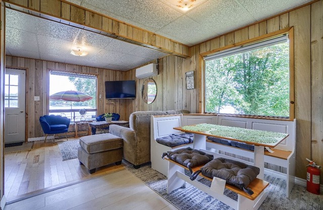 Cozy Waterfront Cottage!