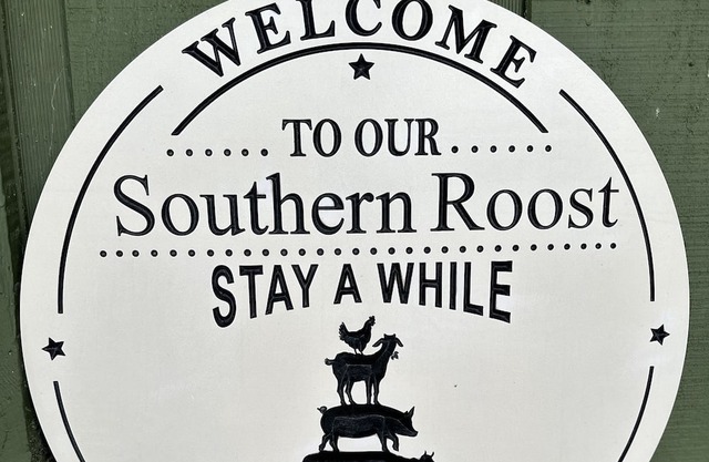 Cozy cottage in the country, just minutes from beautiful downtown Charleston.