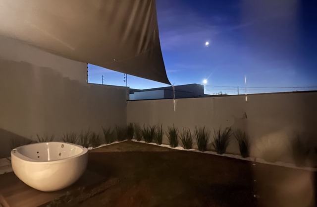 Casa Nova com Banheira Externa Aconchegante, Próxima ao Paraquedismo e Balonismo