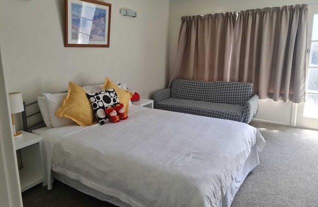 Sunlit Self-Contained Studio in Epsom - Couples Welcome!