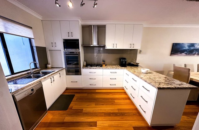 Waterfront Ascot Waters Marina Home - close to city and airport