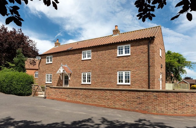 ASHLEY COTTAGE, pet friendly, with open fire in Seaton Ross