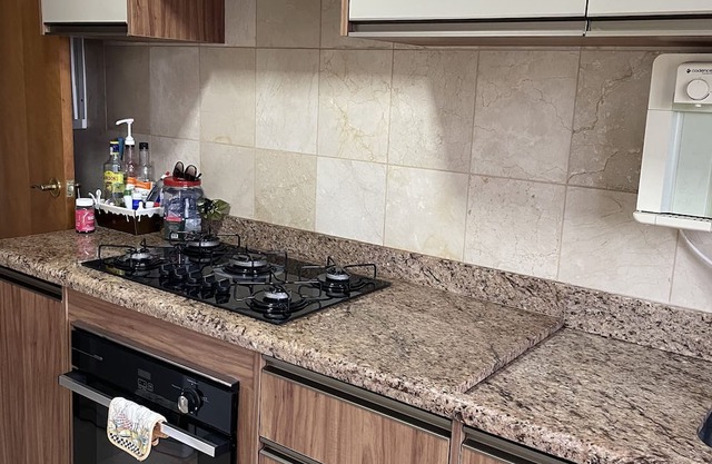 Apartamento Mobiliado à 50 Metros da Praia, Estacionamento Grátis e Piscina