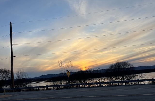 Overlooking Lake Onalaska -- Queen bed + bathroom in nostalgic motel