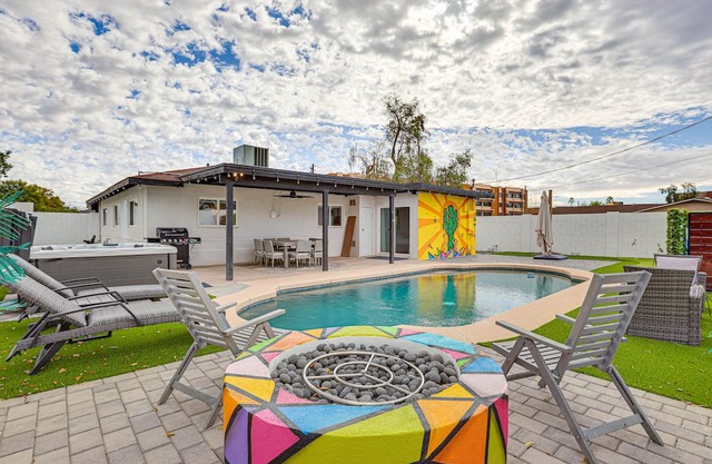 Phoenix Home: Pool, Hot Tub, Putting Green + More!