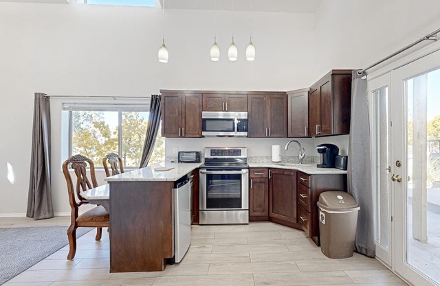 2-story cottage with breathtaking mountain views, fireplace, patio, grill, & AC