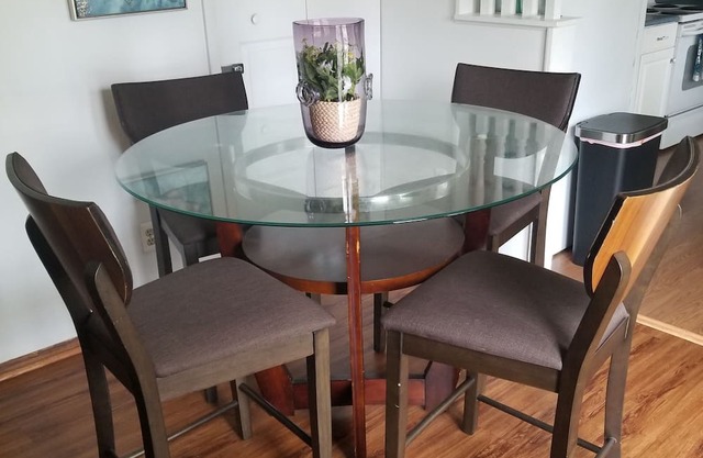 Cozy Family friendly 4 bedroom house, mins from Downtown with hot tub in bedroom