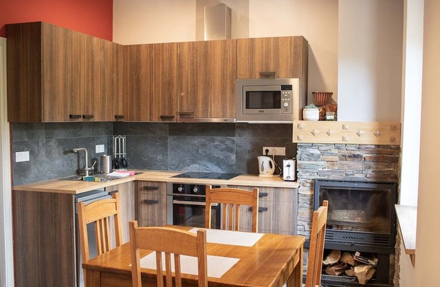 Apartamento tipo loft en una casa de estilo Modernista en el bosque.n