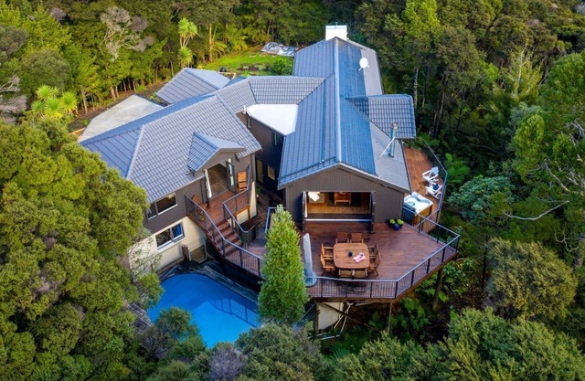 Secluded forest retreat -3min to Albany - incl pool and large patios