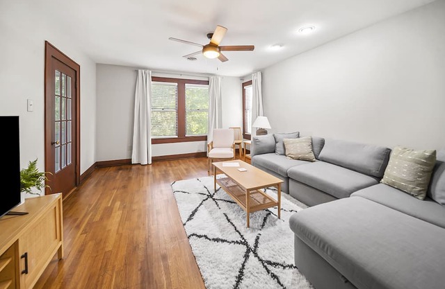 Remodeled Historical Apt with comfortable furnishings. Safe, convenient area