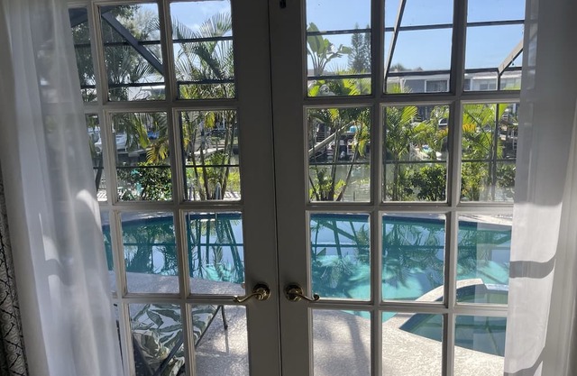 Bliss on the Bay – Weekly Winter Rates, Waterfront w/ Private Pool