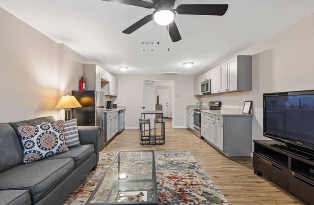 Bright & Cheerful One Bedroom, 10 Min. to Downtown