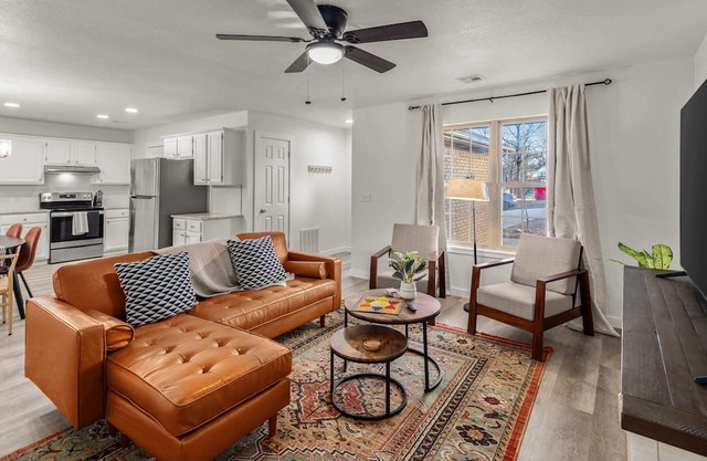 Great for Couples+Hot Tub+5 Min to Downtown+King