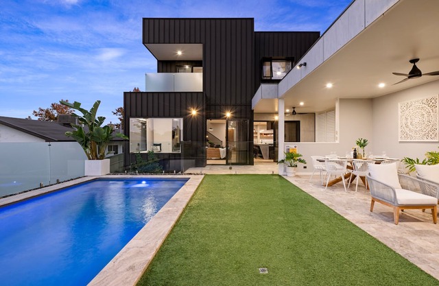Luxurious urban oasis with pool in Central Albury