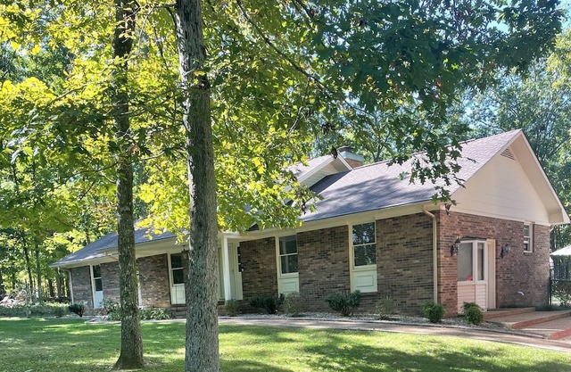 Cardinal House Swimming Pool open April 1 - August 30 Quite Neighborhood .