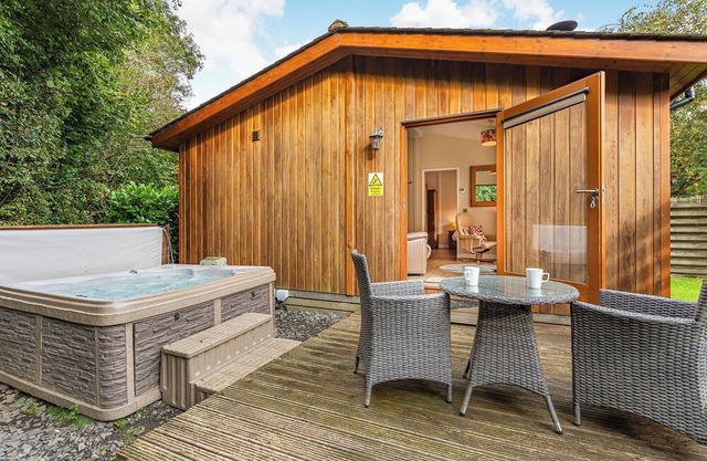 Semi-detached deluxe lodge offering the perfect romantic retreat.