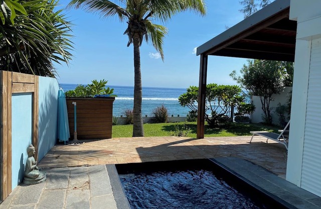 Frangipani Villa + pool on the beach and lagoon in Saint-Gilles-les-Bains