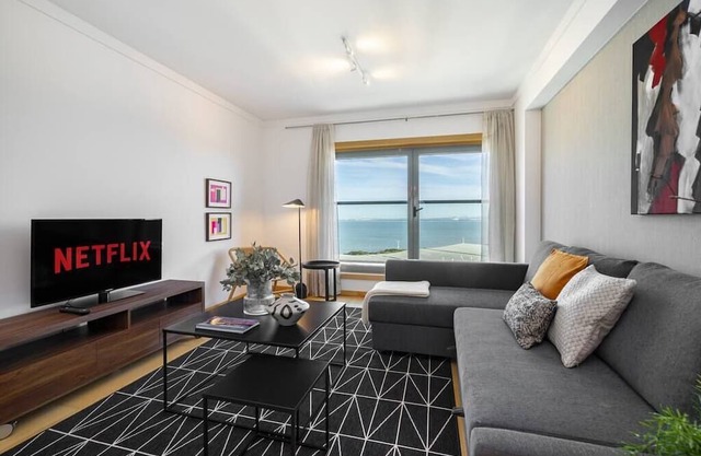 Panoramic View w/Elevator & View | Biz Traveler