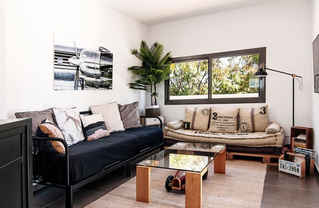 Holiday Home 'Casa Moderna Con Piscina' with Private Pool, Wi-Fi and Air Conditioning
