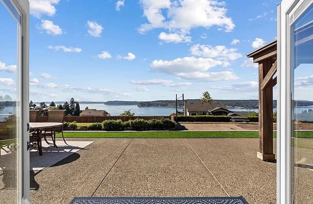 Puget Sound View Retreat | Near Chambers Bay