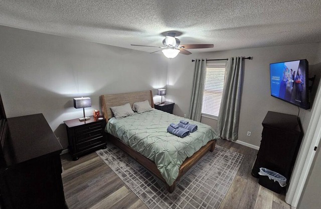 Clean, quiet & comfortable, 3 bed 2 bath pet friendly Paducah home near winery.