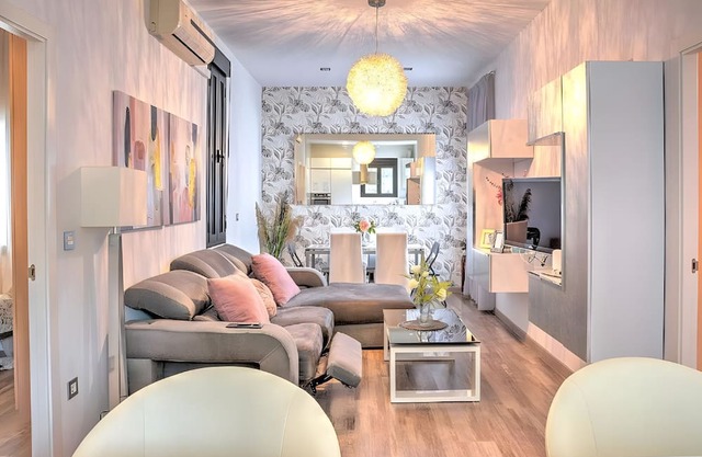 Apartment 'Gran Plaza Luminoso' with Balcony, Wi-Fi and Air Conditioning