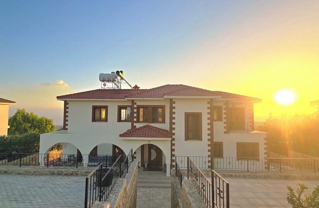 Exclusive villa with infinity pool and panoramic sea views in Arapkoy (North Cyprus)