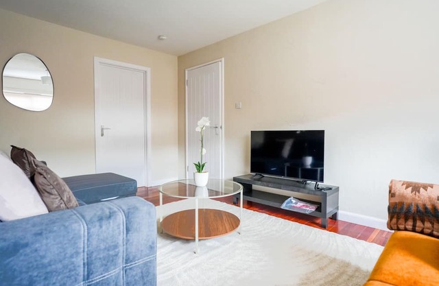 Cosy Modern House in Livingston
