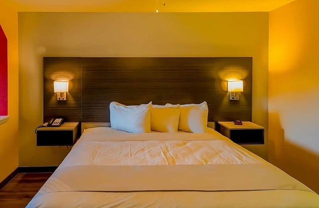 Comfortable Room near H-E-B with Outdoor Swimming Pool and Free Parking