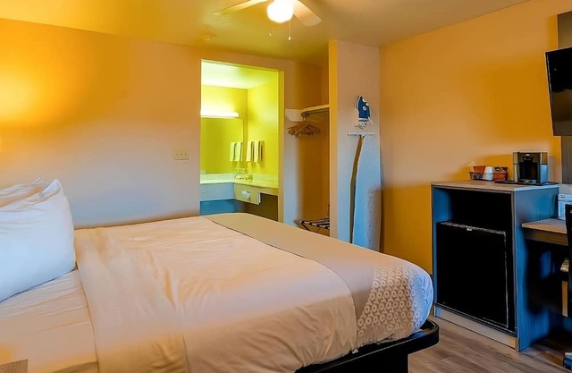 Peaceful Room near Chevron Station with Outdoor Pool and Free Breakfast