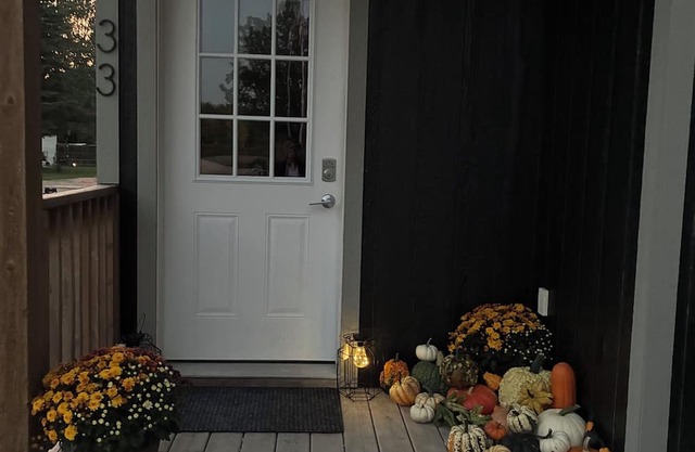 Cozy 2 room cabin viewing the water from your front deck.