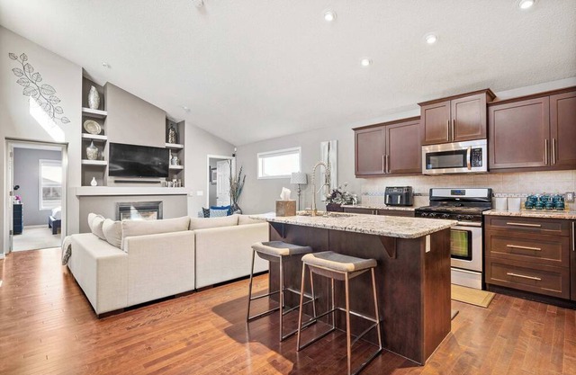 Family 4BR By Airport| Free Banff Pass + Netflix!