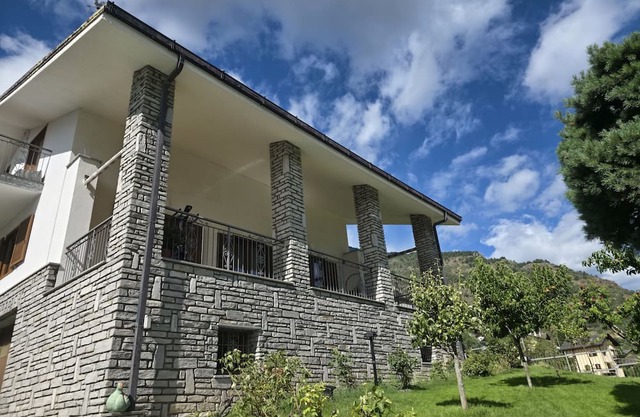 Lighthouse Retreat – Relax in a Peaceful Garden with Breathtaking Mountain Views